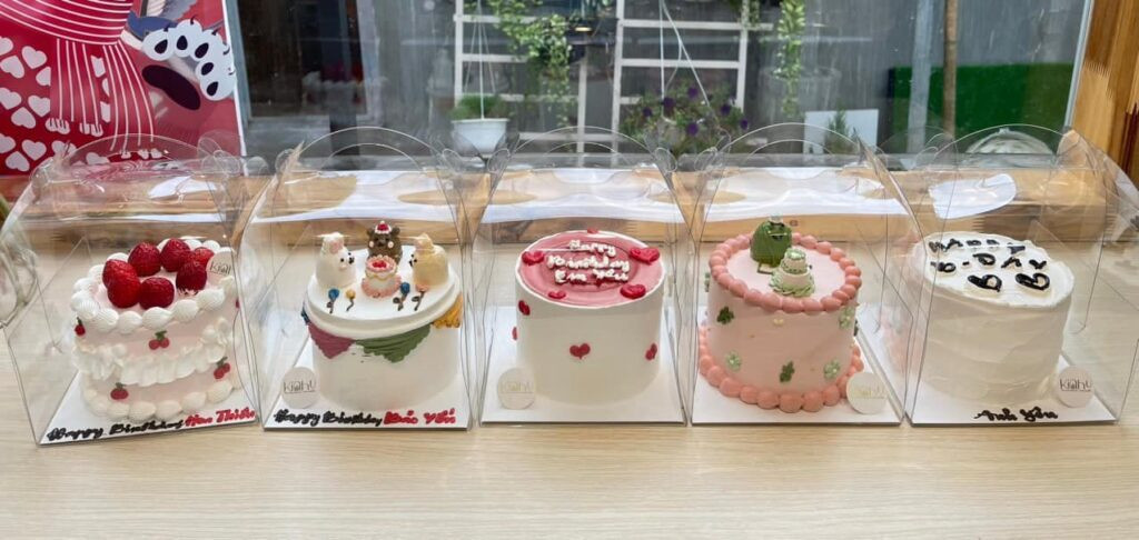 Bánh kem mini đơn giản với dâu tây tươi