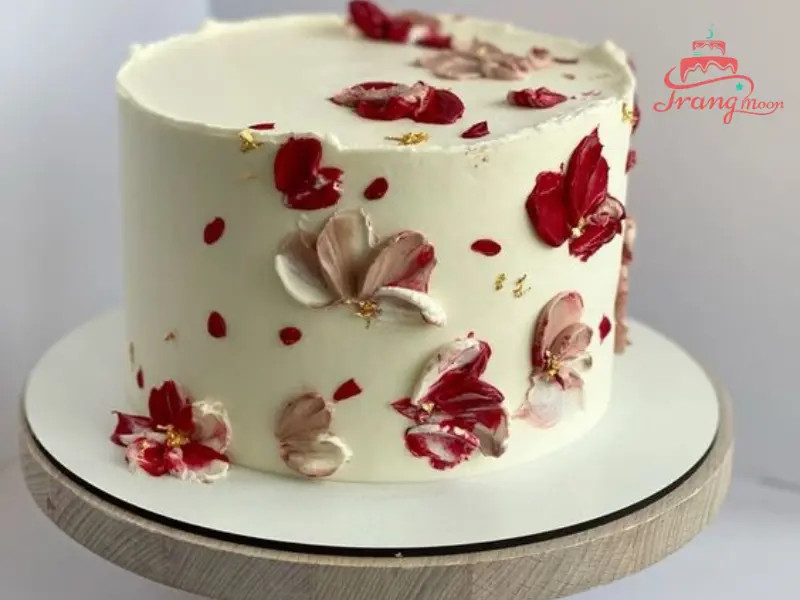bánh kem ngày valentine hình trái tim trắng trang trí chữ Love và hoa hồng kem