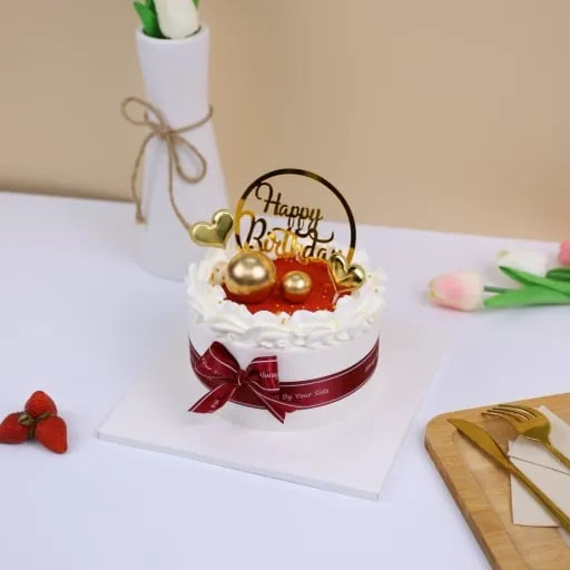 Bánh kem nhỏ xinh với kích thước 14cm đặt trên bàn tiệc