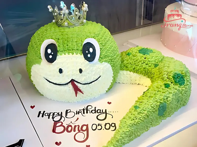 Bánh kem rắn dịu dàng với tông màu pastel và phụ kiện nữ tính
