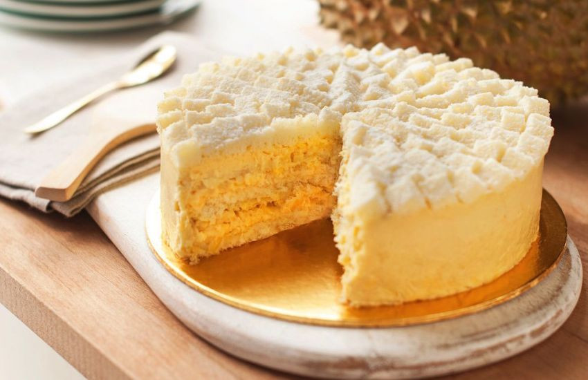 Bánh kem sầu riêng mềm xốp với lớp nhân sầu riêng tươi ngon