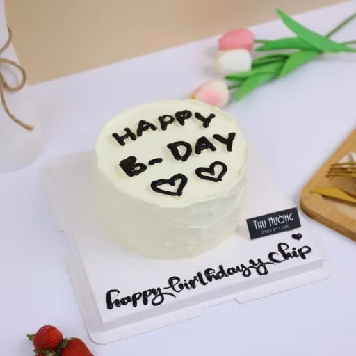 Bánh kem sinh nhật 14cm được trình bày đẹp mắt, phản ánh mức giá trung bình của sản phẩm
