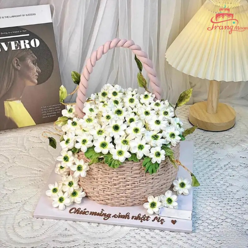 Bánh kem sinh nhật đẹp cho nữ nhiều tầng, phù hợp với bữa tiệc sang trọng và quy mô lớn.