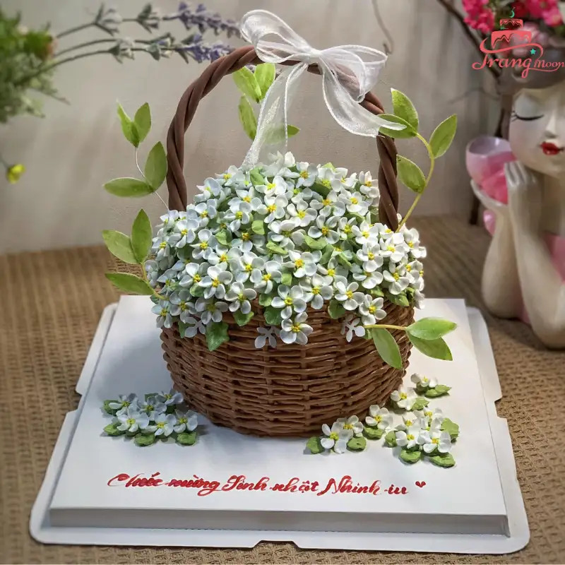 Bánh kem sinh nhật đẹp cho nữ sang trọng với gam màu trắng vàng, thiết kế tinh tế và hiện đại.