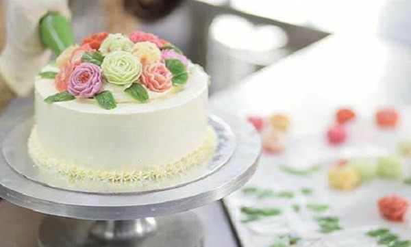 Bánh kem sinh nhật trang trí với hoa quả tươi hấp dẫn