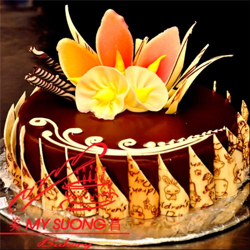 Bánh kem sô cô la kích thước 25cm, phủ kem chocolate mịn màng