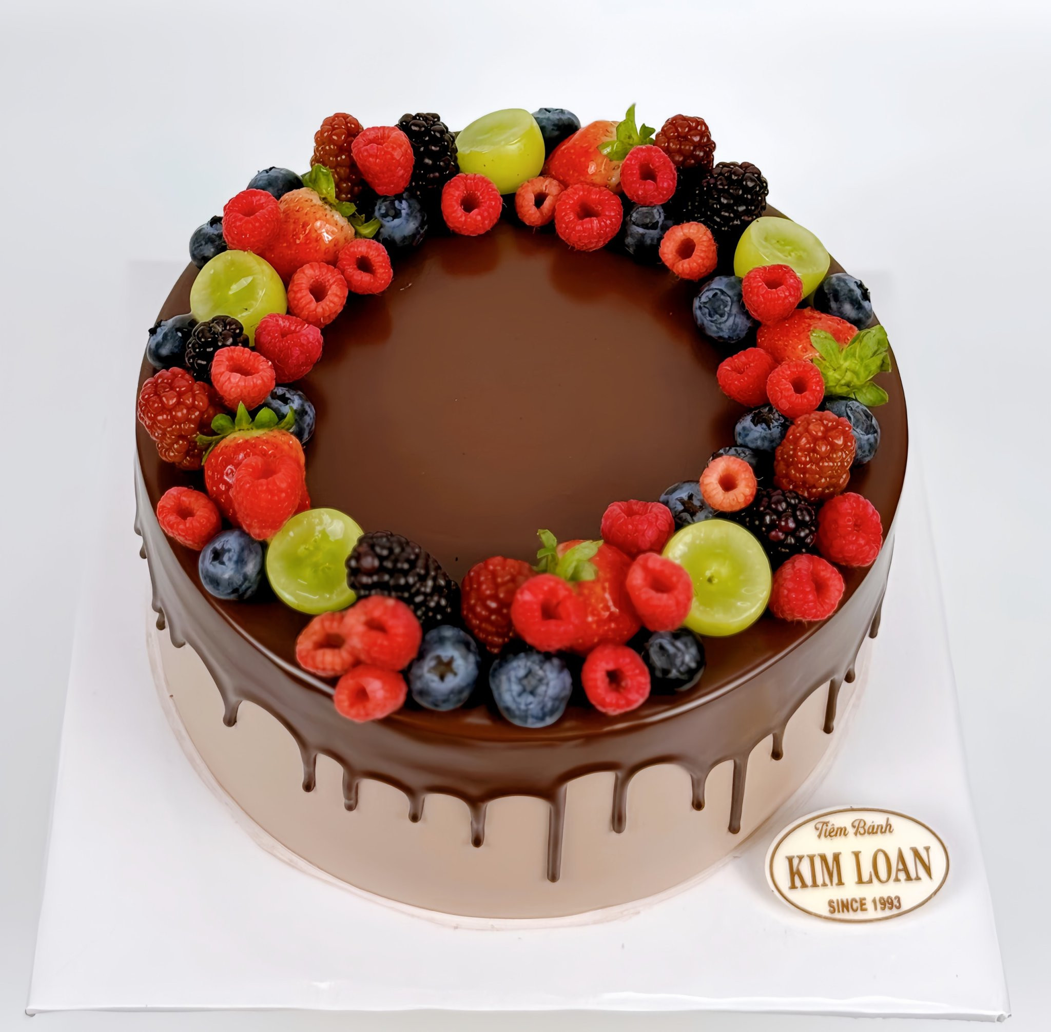 Bánh kem socola trang trí họa tiết tinh xảo