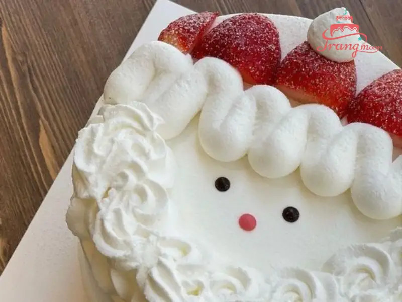 Bánh kem trái cây đơn giản với dâu tây
