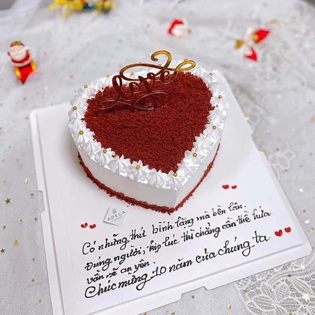 Bánh kem trái tim đỏ với dòng chữ "I Love You" ngọt ngào