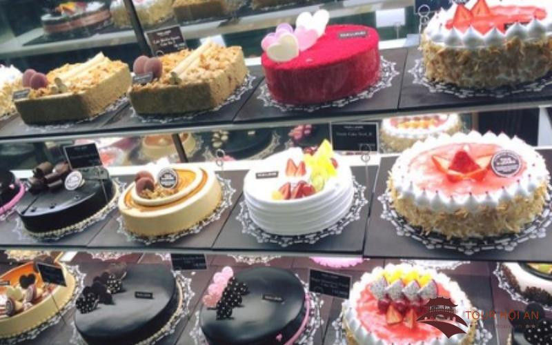 Bánh kem trang trí đẹp mắt tại tiệm bánh kem gần đây nhất
