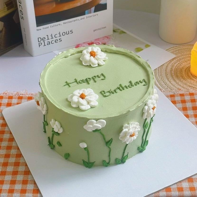 Bánh kem trang trí hoa hồng trắng và tím