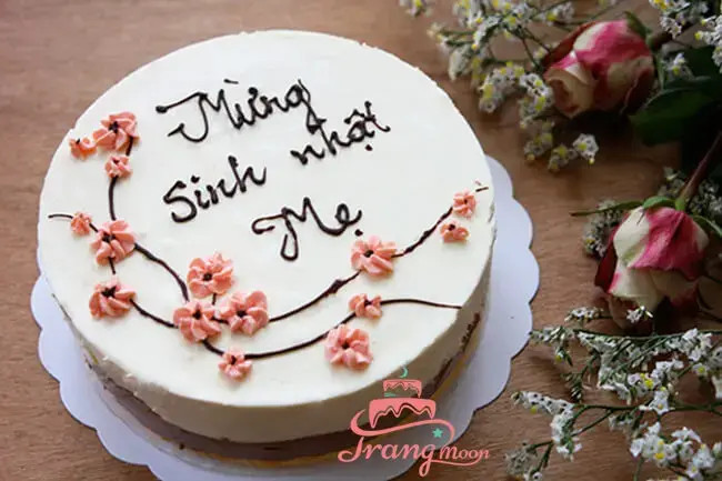Bánh kem trang trí hoa và macaroon, là gợi ý cho bánh kem tặng mẹ đơn giản mà đẹp