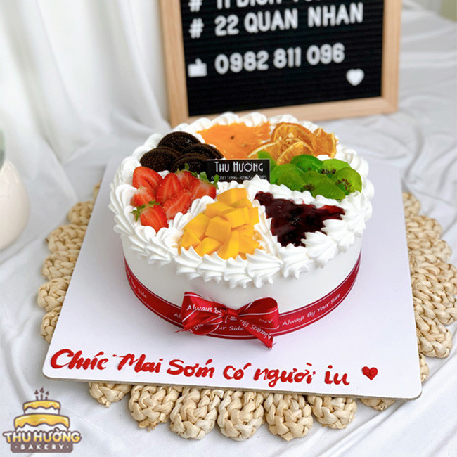 Bánh kem trang trí trái cây tươi nhiều màu sắc hấp dẫn