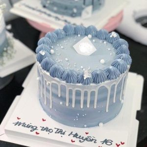 Bánh kem tươi trang trí hoa lá tinh tế, món quà ý nghĩa tặng thầy cô