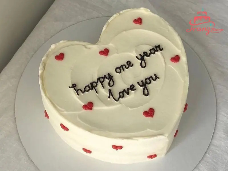 bánh kem valentine đẹp hình trái tim màu đỏ nổi bật với socola và dâu tây