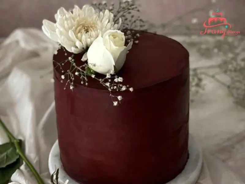bánh kem valentine socola trang trí kem tươi và hoa hồng màu hồng