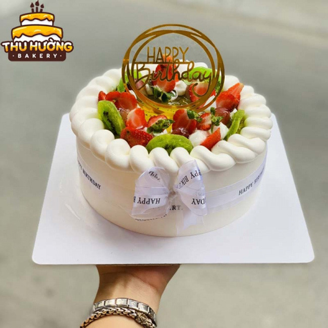 Bánh kem với topping trái cây chanh leo và dâu tây đẹp mắt