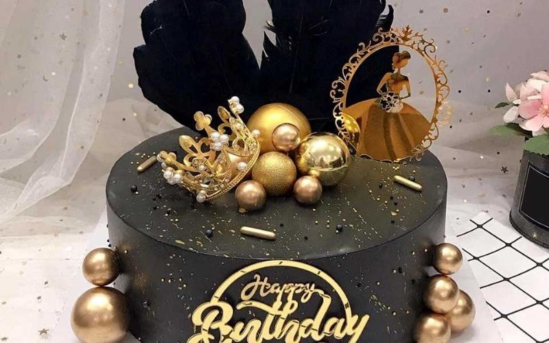 Bánh kem vương miện đen huyền bí