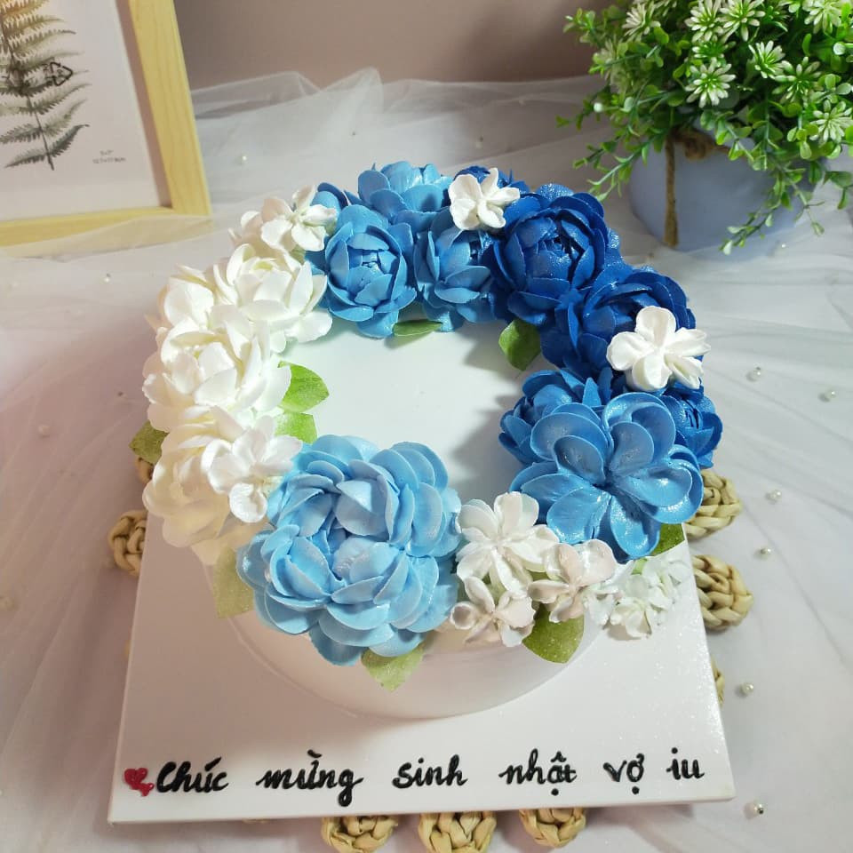 bánh kem xanh dương pastel với hoa kem nghệ thuật