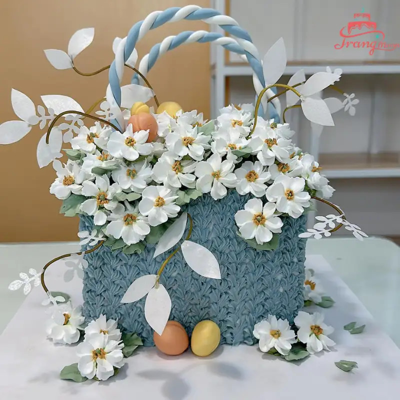 bánh kem xanh dương tạo hình giỏ hoa tinh xảo