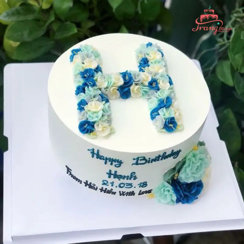 bánh kem xanh dương trang trí chữ kỷ niệm vàng