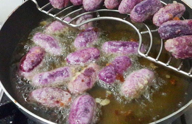 Bánh khoai mỡ chiên vàng óng, hấp dẫn trên chảo dầu nóng