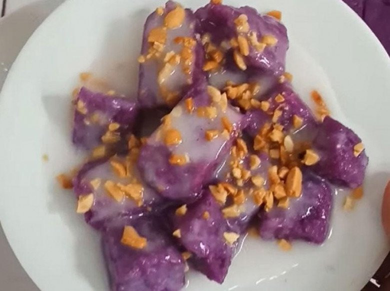Bánh khoai mỡ hấp đã chín, được cắt thành miếng vuông