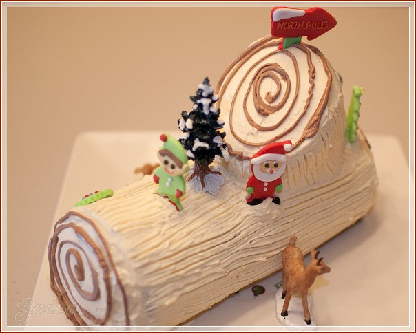 Bánh khúc cây Noel trang trí nấm meringue và cành cây