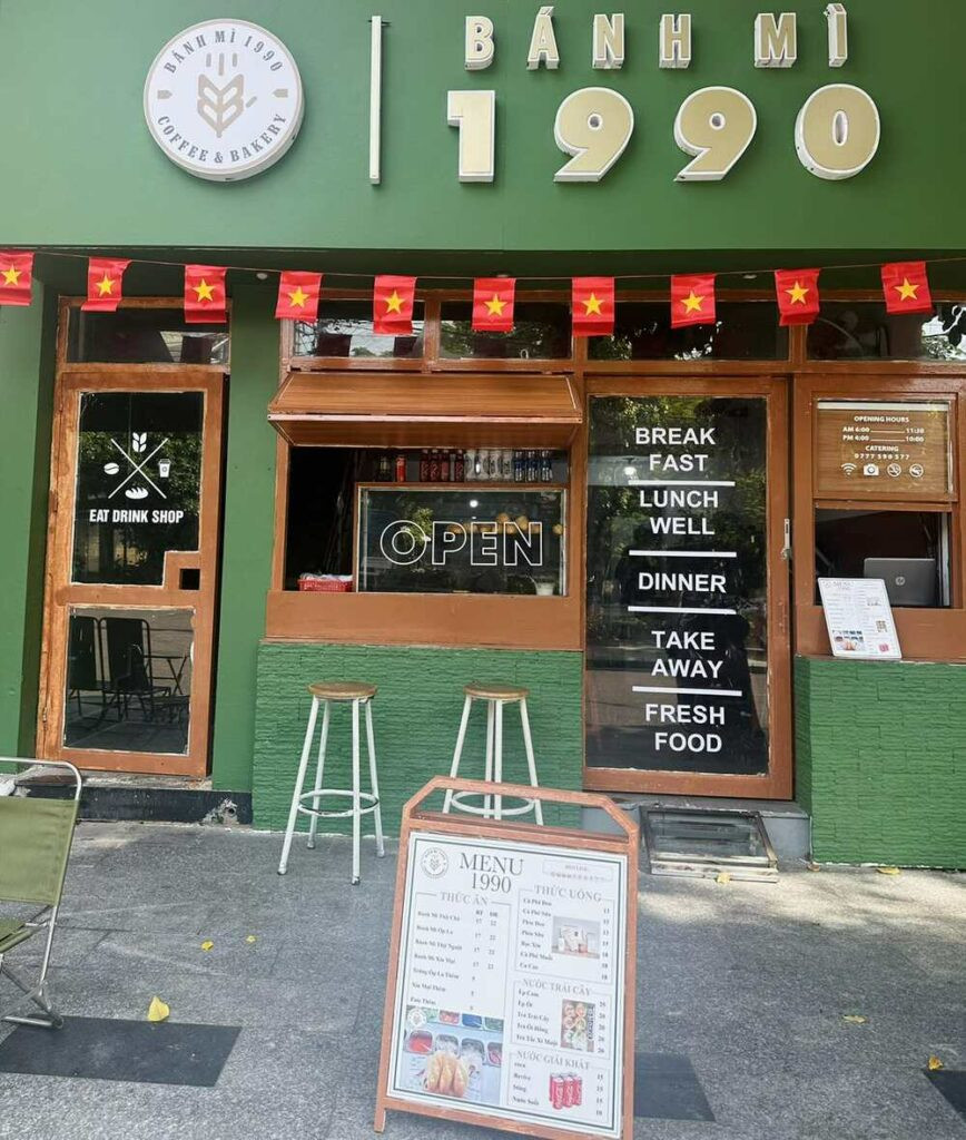Bánh mì 1990, nơi không gian cổ điển kết hợp với sự hiện đại tạo nên một trải nghiệm thú vị, dễ chịu.