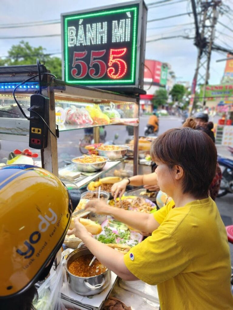 Bánh mì 555 Quy Nhơn, với nhiều loại nhân phong phú và hấp dẫn, là lựa chọn hoàn hảo cho những tín đồ mê ẩm thực.