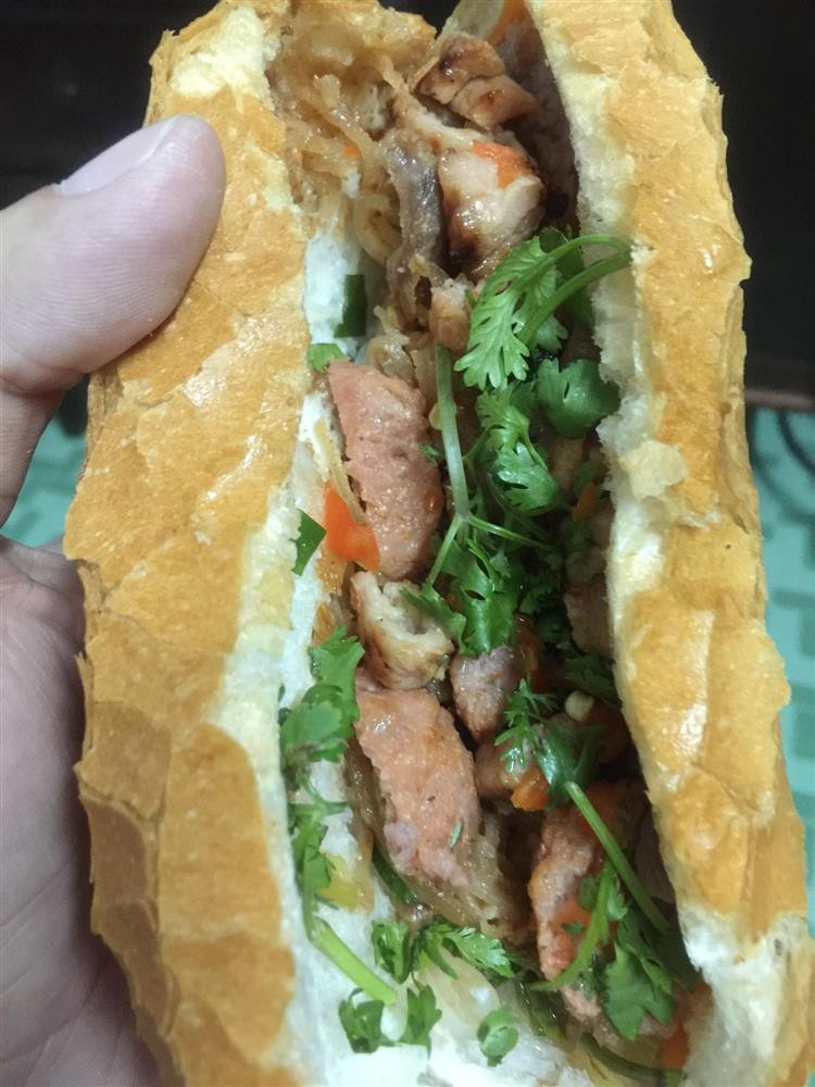 Bánh mì Âm Phủ độc đáo phục vụ đêm khuya với nhân thịt nướng và xíu mại