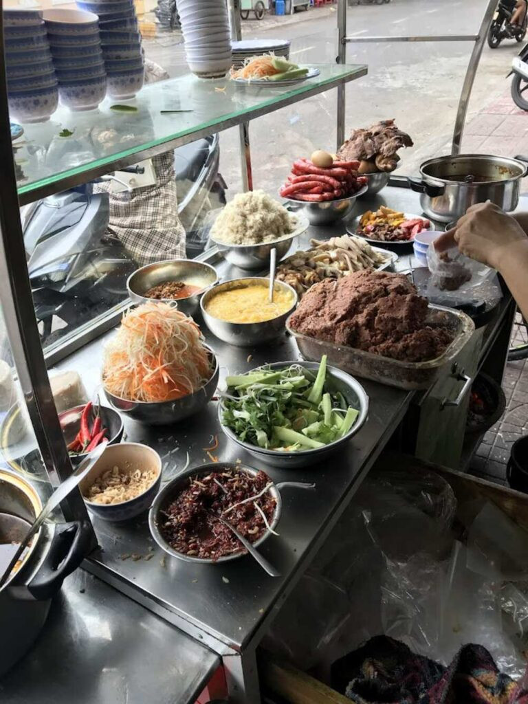 Bánh mì Bảy Quán hấp dẫn với đa dạng nhân, từ thịt nướng đến xíu mại, mỗi loại đều đầy đặn và ngon miệng.