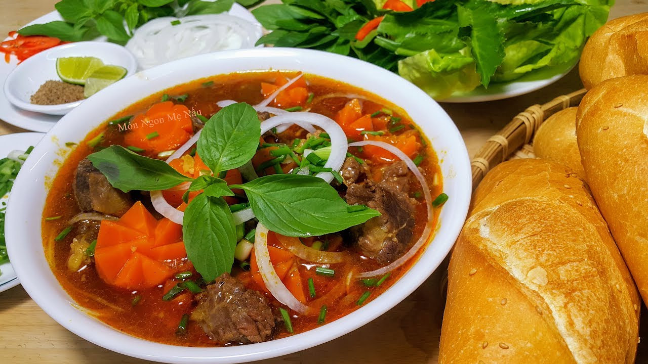 Bánh mì bò kho và nước sốt thơm lừng, bổ dưỡng