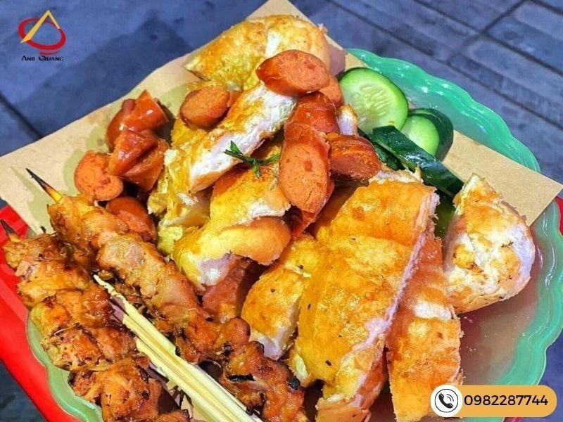 Bánh mì bơ mật ong dùng kèm dưa góp thanh mát