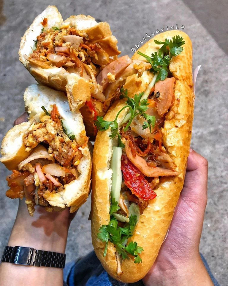 Bánh mì bơ mật ong và thịt xiên nướng