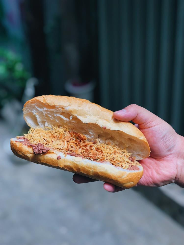 Bánh mì chà bông gà nóng giòn với pate béo ngậy và chà bông đậm đà