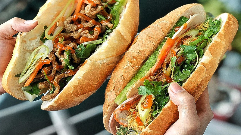 Bánh mì chả cá Má Hải với bao bì sạch sẽ, tiện lợi cho bữa sáng