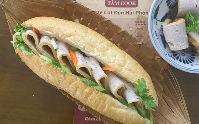 Bánh mì chả nóng thơm ngon đặc biệt từ Tâm Cook, với vỏ bánh giòn và nhân chả hấp dẫn.