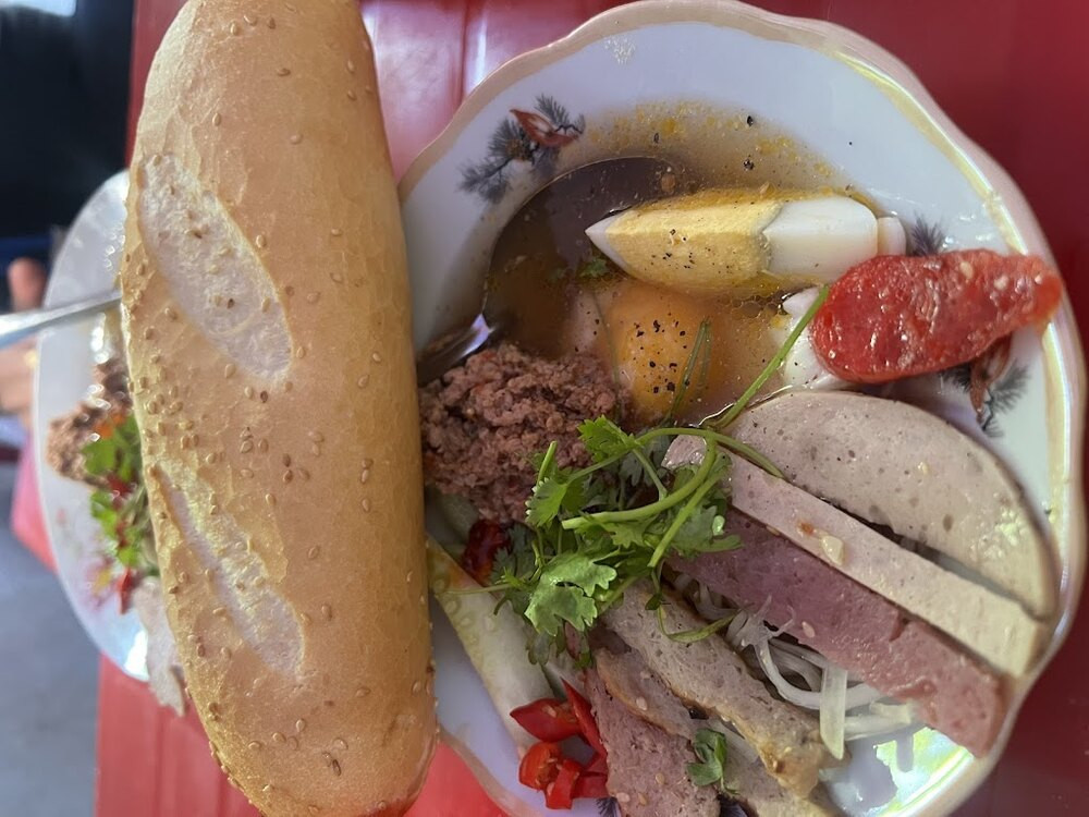 Bánh mì chấm hấp dẫn tại một quán, với lớp vỏ giòn tan và nước chấm đậm vị.