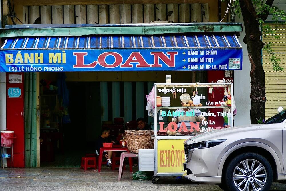Bánh mì chấm hấp dẫn tại quán Loan, với hương vị đậm đà của nước chấm và lớp vỏ bánh giòn xốp.