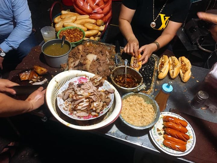 Bánh mì chân cầu Đò Quan với nhân pate, thịt xíu và dưa góp đầy đặn