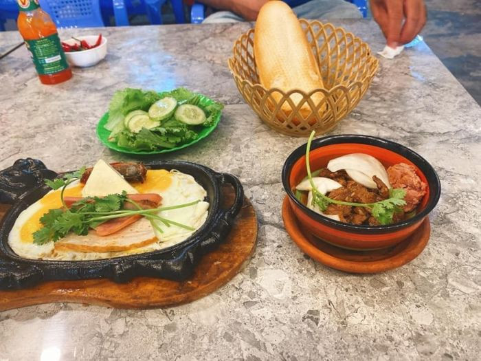 Bánh mì chảo bò né 3 Ngon với vỏ bánh giòn tan và nhân đầy đặn, một lựa chọn tuyệt vời ở Quận 1.