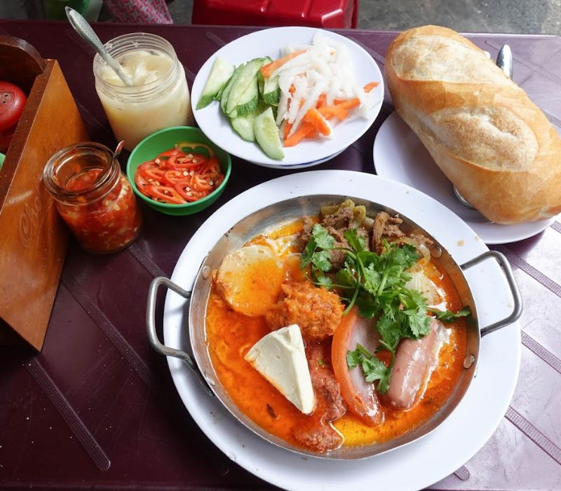 Bánh mì chảo Dì Nữ nóng hổi thơm lừng