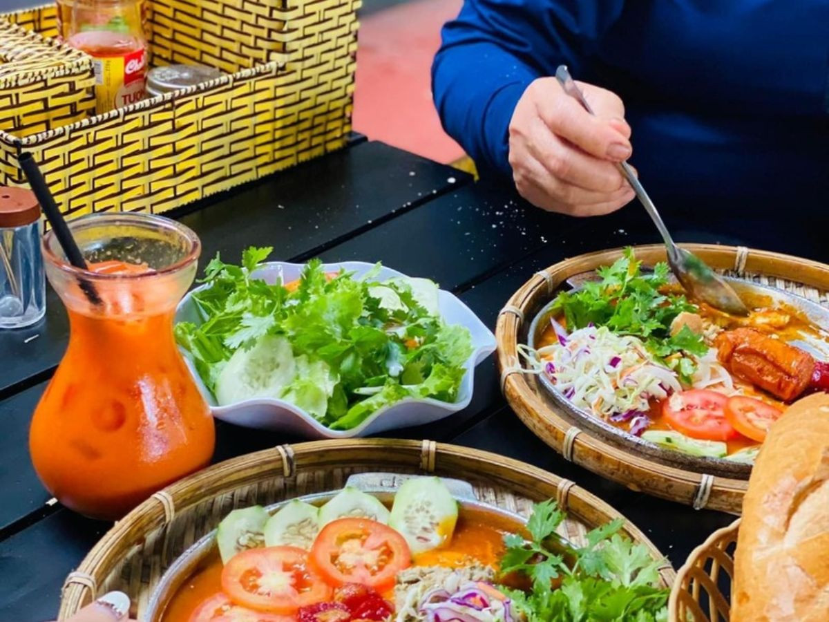 Bánh mì chảo được phục vụ trong không gian cafe Tiamo Đà Lạt