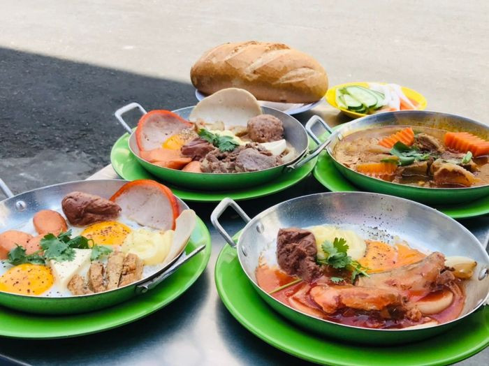 Bánh mì chảo thập cẩm tại quán Anh Mập, đầy đủ trứng, thịt nguội, xúc xích, điểm tâm lý tưởng ở Quận 1.