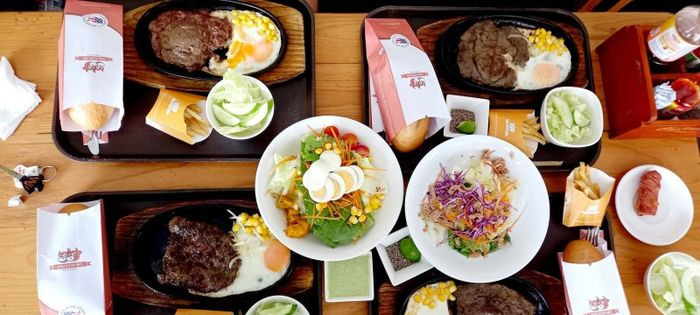 Bánh mì chảo với thịt bò Mỹ chất lượng và sốt phô mai béo ngậy tại Hai Con Bò Quận 1.