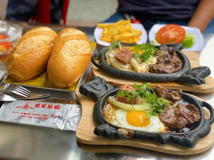 Bánh mì chảo xíu mại Bà Núi thơm ngon, món ăn sáng hấp dẫn với xíu mại mềm mịn ở Quận 1.