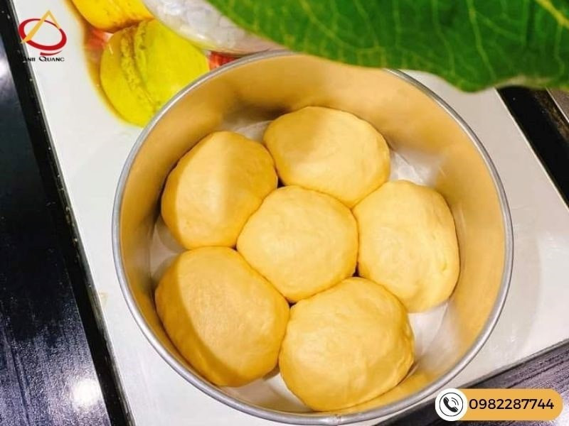 Bánh mì đang được nướng trong nồi cơm điện