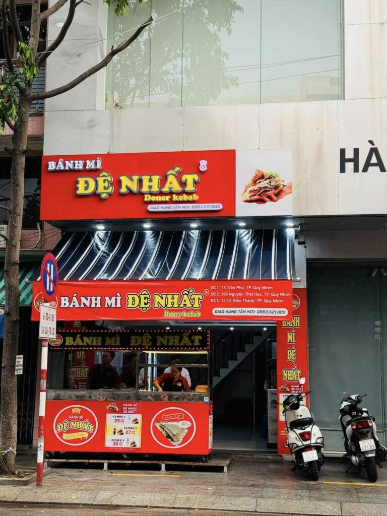 Bánh mì Đệ Nhất với đủ loại nhân phong phú, mang đến hương vị tuyệt vời cho mỗi chiếc bánh.