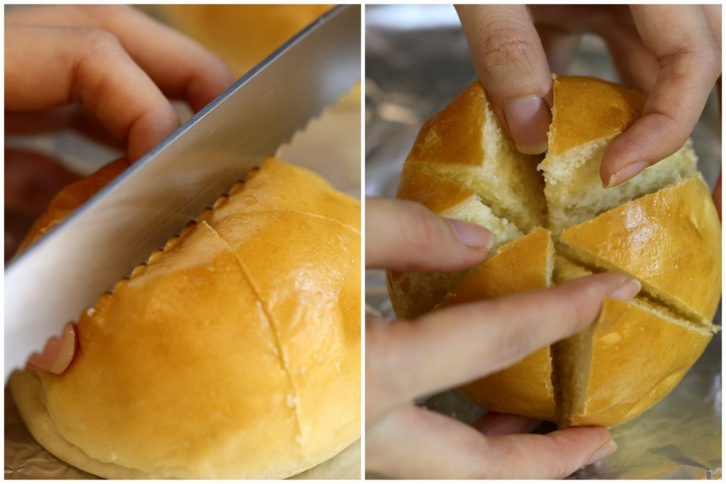 Bánh mì được cắt thành sáu phần chuẩn bị cho quá trình làm bánh mì nướng bơ tỏi phô mai
